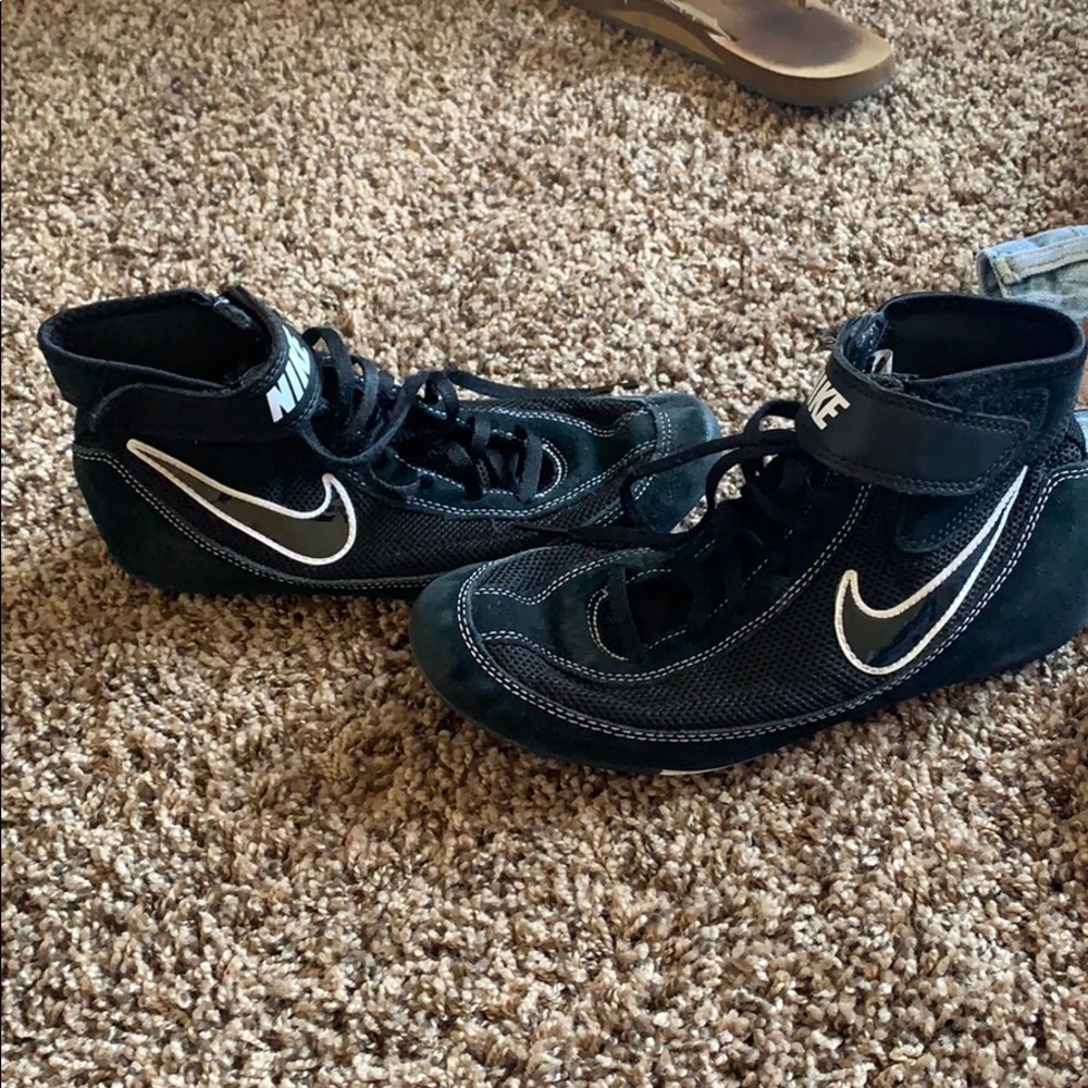 Wrestling shoes